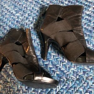 Nine West size 5 black leather gladiator style sandals like new